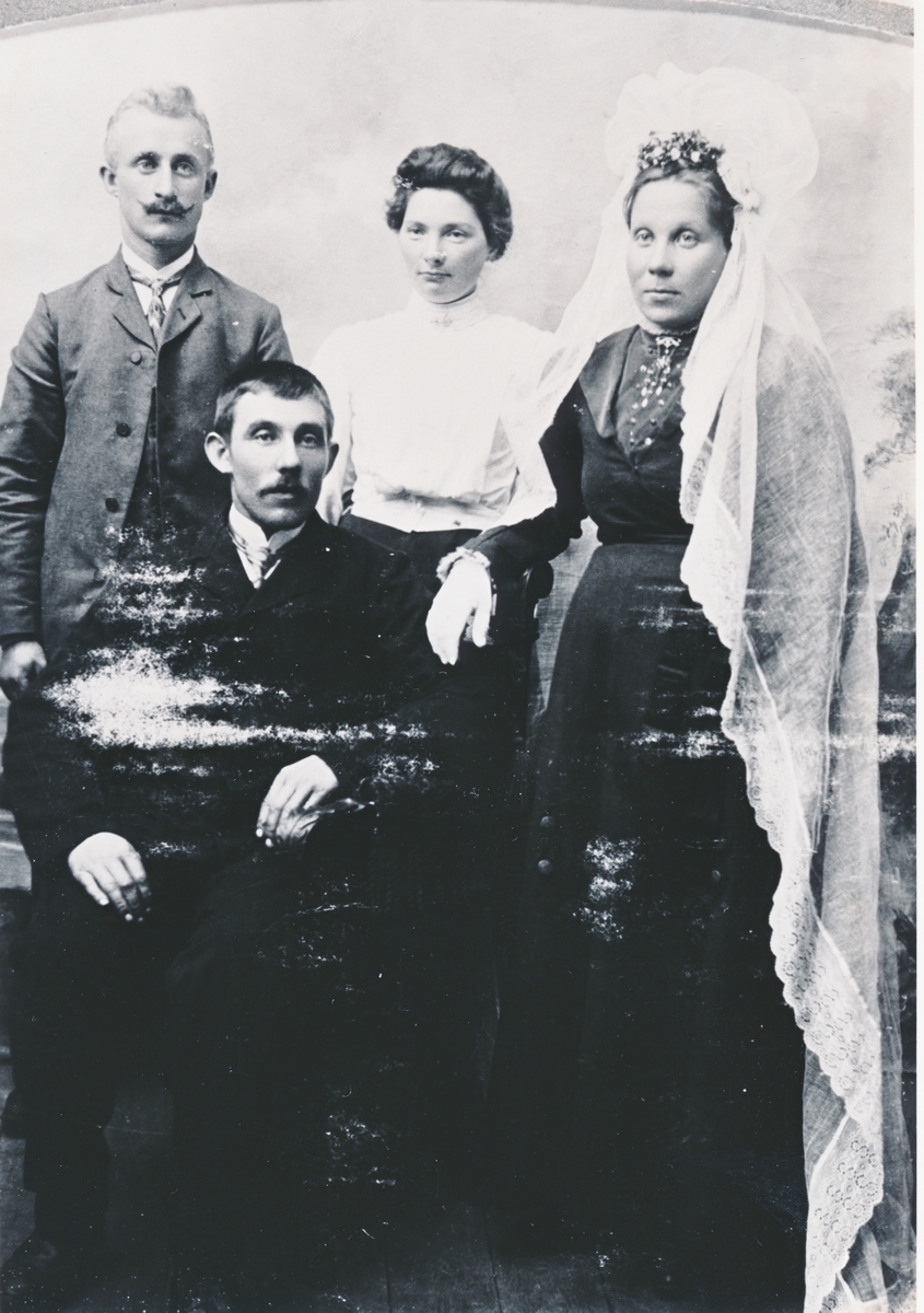 Brudepar med forlovere. Gjertrud og Edvart Helmersen. 1909.
Froloverne var Antonette og Oluf Larsen fra Grunnfarnes.