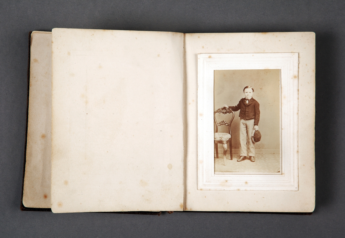 Nitton fotografier av män, kvinnor och barn, ateljéporträtt, datering 1800-1900-tal