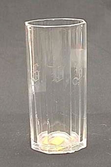 Åttkantigt dricksglas av klart glas med SWB:s initialer ingraverade på sidan.