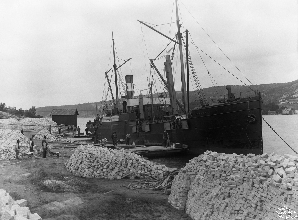 Lasting av brostein på kaia ved Kroken 1902.