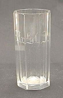 Åttakantigt dricksglas av klart glas, med graverad märkning: "Nr. Sl. J." i frakturstil.