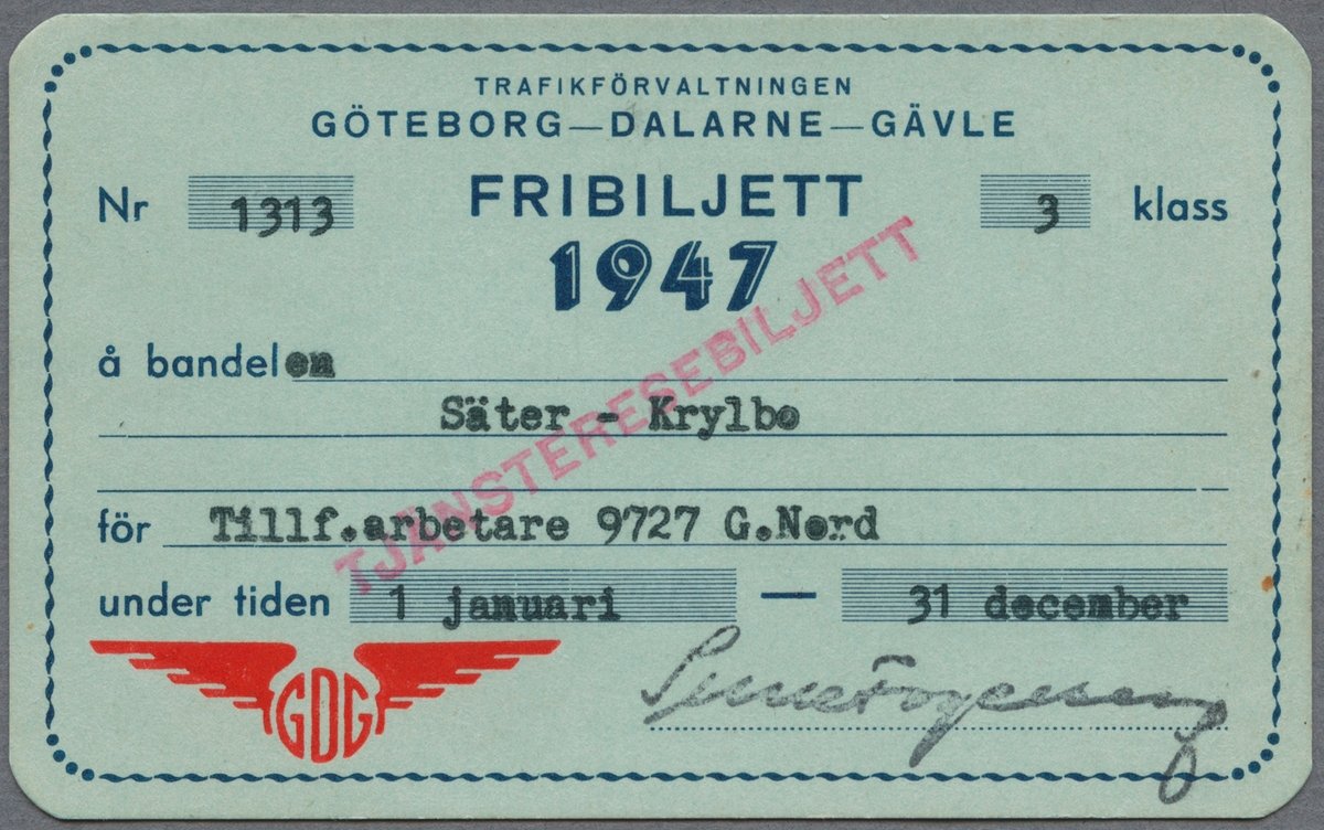 Fribiljett från Trafikförvaltningen Göteborg-Dalarne-Gävle för år 1947. Biljetten är utfärdad i tredje klass å bandelen Säter-Krylbo för tillfälligarbetare 9727 G. Nord. "TJÄNSTERESEBILJETT" är stämplat över biljetten i rött. Biljetten har en namnsignatur nederst.