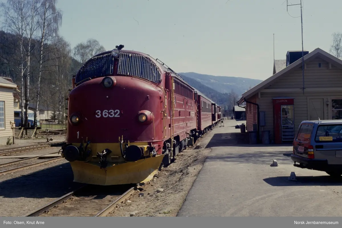 Diesellokomotiv Di 3 632 med persontog fra Oslo S på Fagernes stasjon