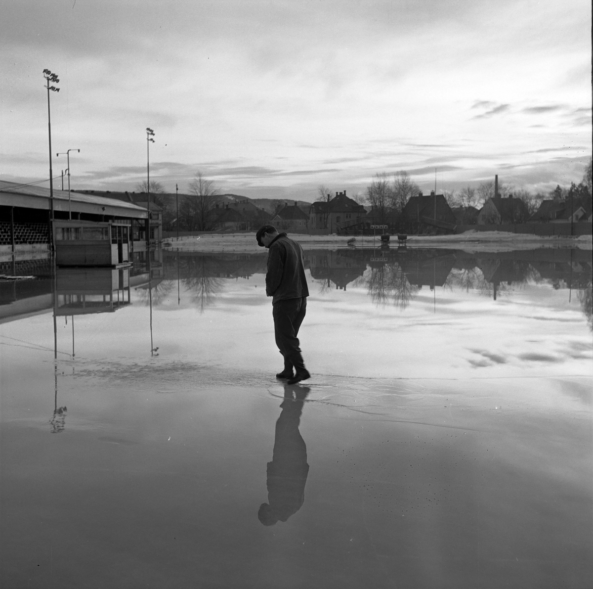 Oversvømmelse på Stadion foran landskampen. Banemester Thingstad studerer forholdene