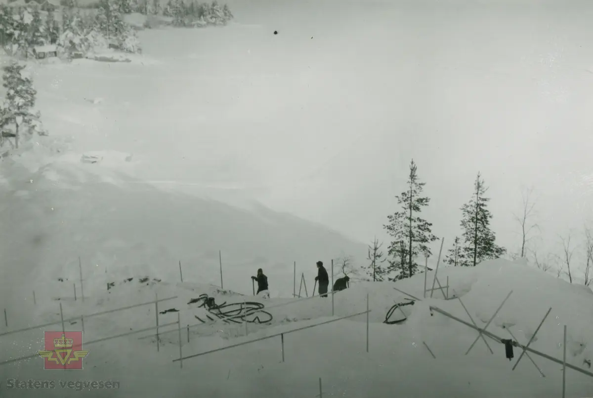 Rør ble lagt for kompressoren stod langt unna. Salinger og skråningsmaler vises på bildet.  Snøen måtte renskes av for trykkluftboring.  Jon Brusveen, Sigurd Sørum og Halvard O. Sveen.