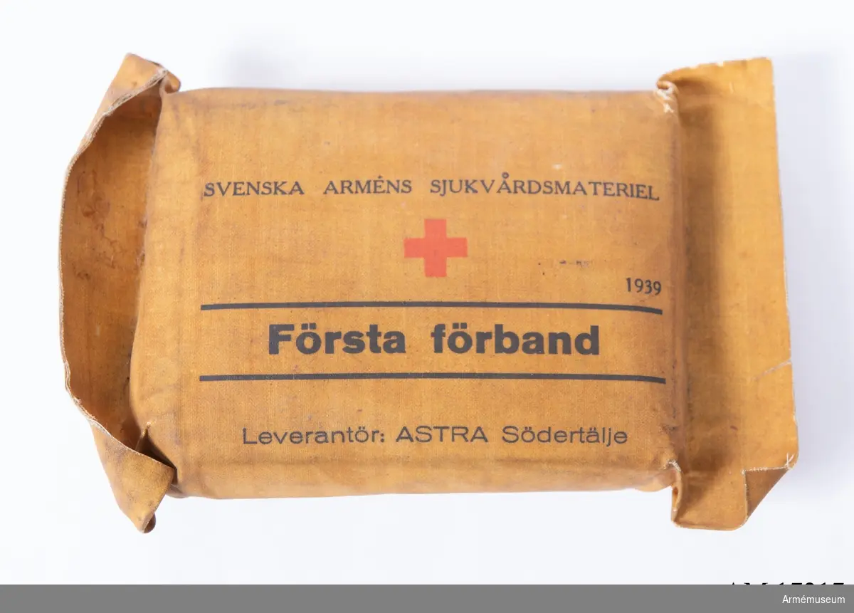 Grupp I II.
Tillverkad av Astra, Södertälje. Tillverkad år 1939. Svenska arméns sjukvårdsmateriel."Första förband" (m/28) i vattentätt tygomslag med anvisning om hur förbandet öppnas."Första förband" tillhör svenska arméns sjukvårdsmateriel och levererades av firma Astra, Södertälje. År 1939.