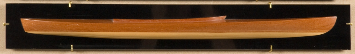 Halvmodell av kanoten TÄRNAN. Styrbords sida. Monterad på platta av ebonit.