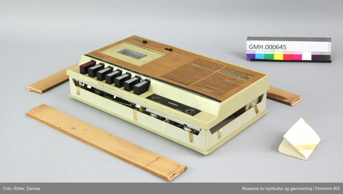 Diktafonen er en rektangulær kasse med rom for kassett på venstre side. Foran er det syv svarte knapper for opptak, avspilling og søk fram og tilbake på kassetten. På undersiden er det rom med strømledningen. Maskinen ble brukt for innspilling og avspilling av brevdiktater mv.
