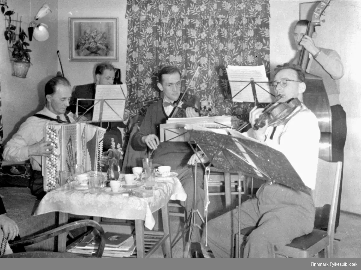 Musikalsk selskap på slutten av 1950-tallet i Vadsø. Fra venstre med trekkspill Ivar Sælø (kunstmaler), med gitar Ivar Hågensen (disponent på Aarsæther), i midten med fiolin Inge Borgen (arkitekt), også med fiolin Edvard Selvåg (redaktør i Finnmark Tidende 1957-1963) og med cello Ole Johnsen (snekker).