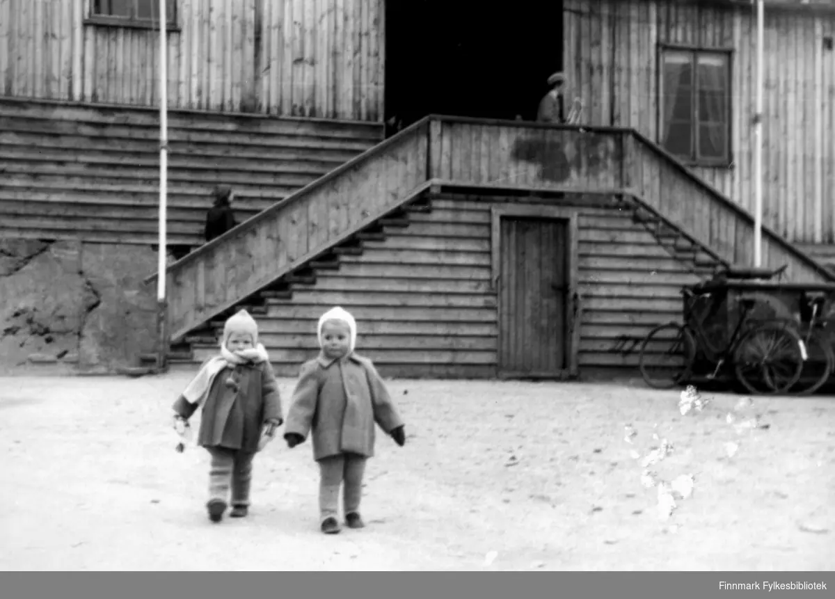 Søskenbarn Vigdis Brevik og Tor Ivar Sælø utenfor kinoen opp i "brakkebyen" i Vadsø ca. 1950.