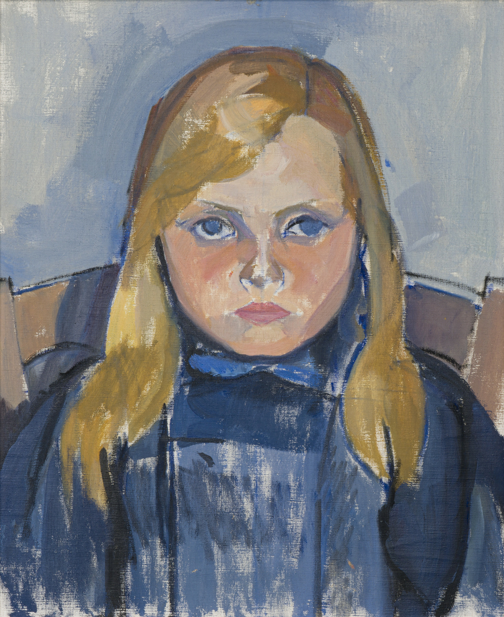 Portrett av jente med langt blondt hår og blå klær, sittende på stol. Blå bakgrunn. 