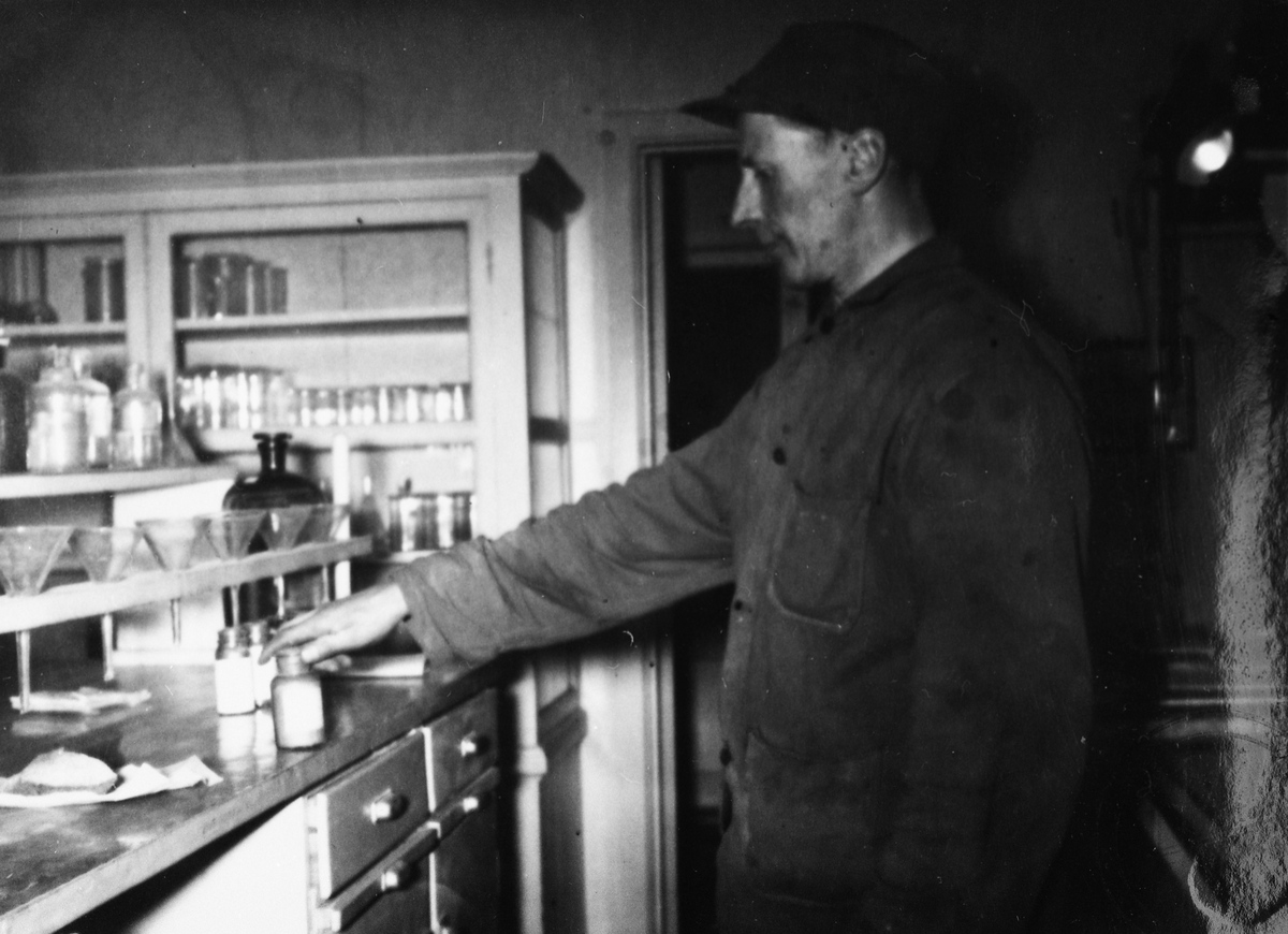 Einar Bakken leverer inn kisprøver til laboratoriebehandling. Også sølv og gull utvinnes av kisen i gruvene.