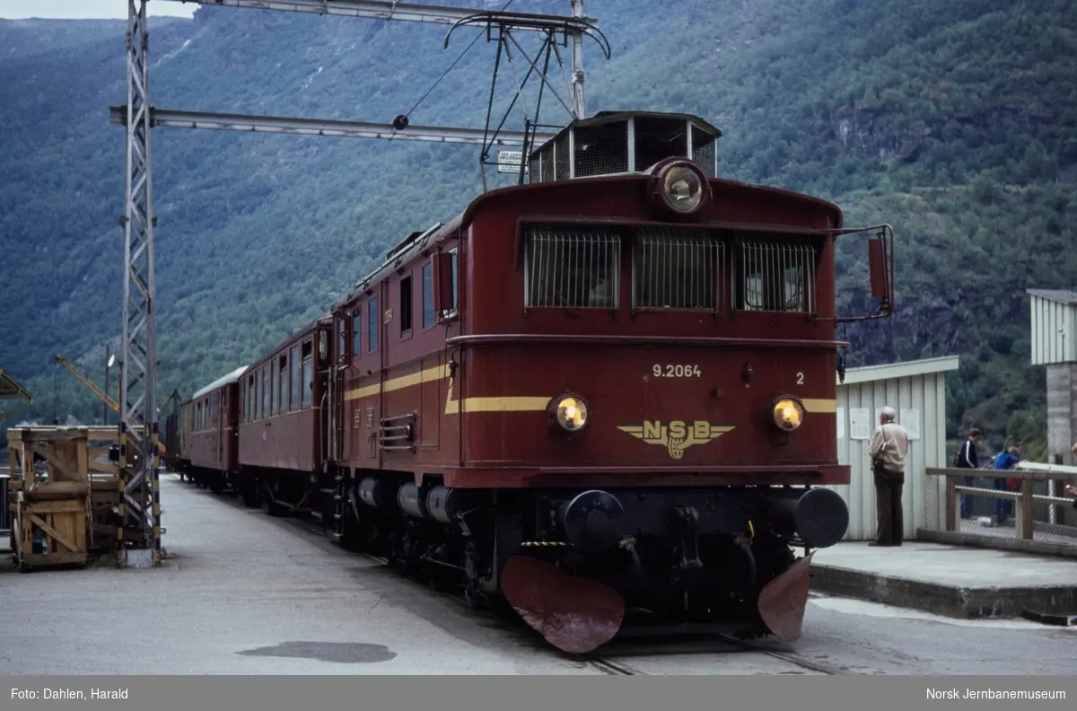 Elektrisk lokomotiv El 9 2064 med persontog på brygga på Flåm stasjon