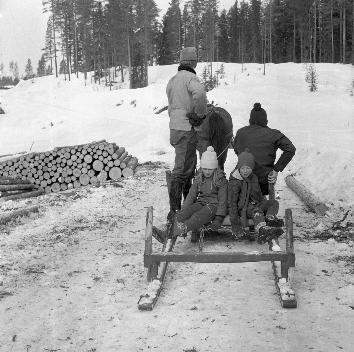 Tømmerkjøring med rede hos Per O. Løberg (1912-1987) og sønn i Trysil, Hedmark.