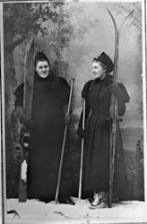 To kvinner portrettert med ski. til høyre Paula Prestesæter,