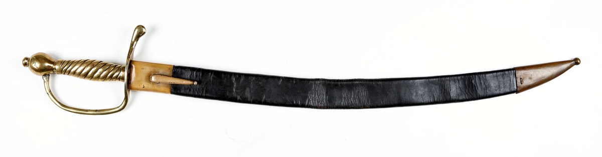 Skiløpersabel M/1774/98 med balg. Sabel uten avdelingsmerking. Dette er normalt et våpen fra Elverumske skiløperkompani eller Åmodtske skiløperkompani. Imidlertid er bøylen hvor avdelingsmerkingen stemples byttet ut slik at opprinnelig avdeling ikke er mulig å fastslå. Balgen er av første modell.
