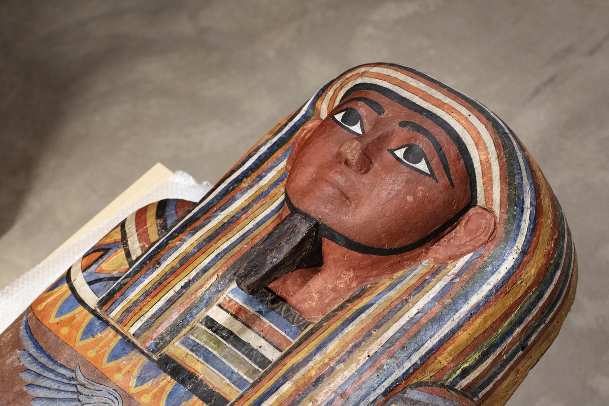 Mumiekista/sarkofag. Kistan har troligen innehållit en mindre kista som i sin tur innehållit en mumie. Locket är till största delen ommålat på 1800-talet.