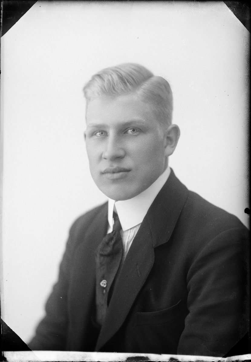Ateljéporträtt - Sven Eriksson från Gunbyle, Hökhuvud socken, Uppland 1922