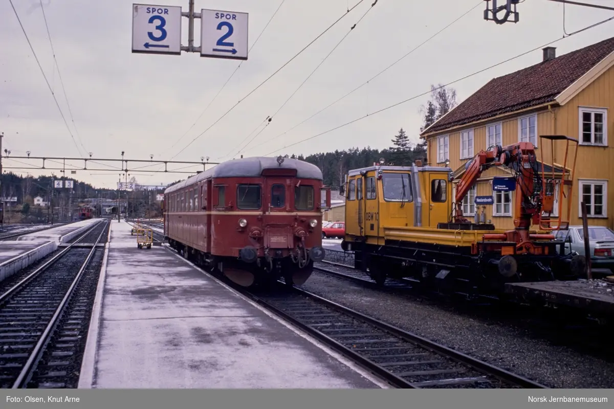 Dieselmotorvogn BM 86 13 med persontog fra Kragerø på Neslandsvatn stasjon