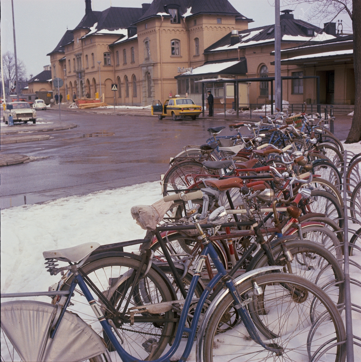 Parkerade cyklar vid Uppsala centralstation, Uppsala 1970