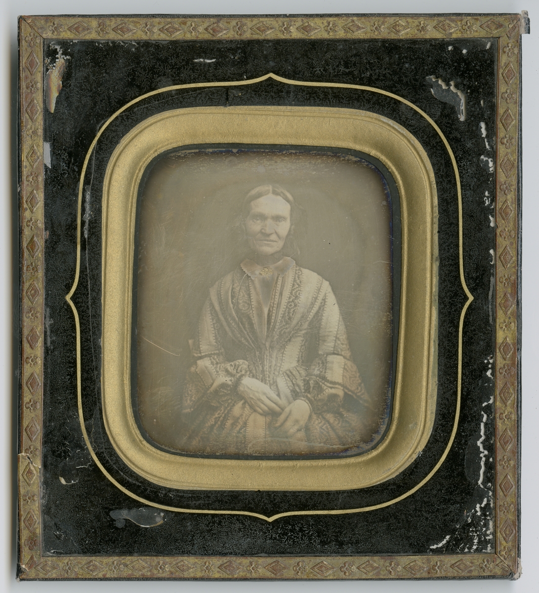 Daguerreotypi og portrett av ukjent kvinne, datert til ca 1850-65. Kan være fra Fredrikstad-distriktet.