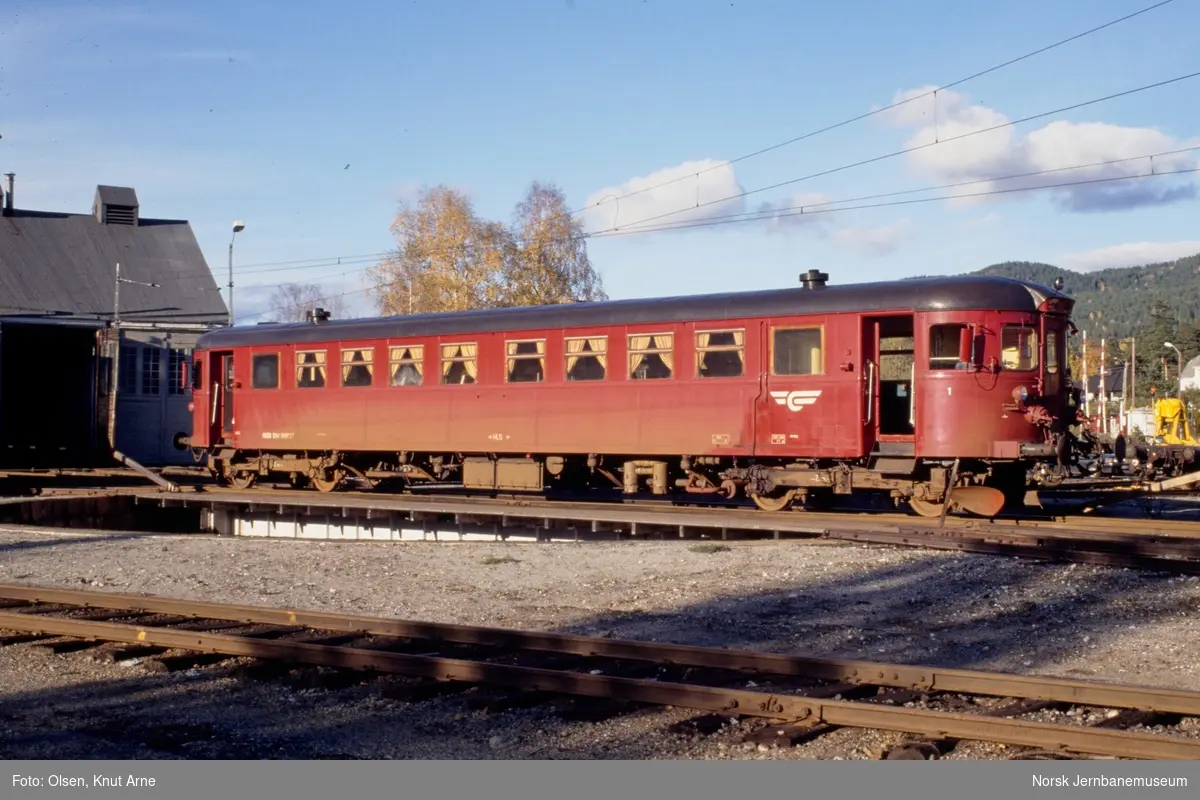Dieselmotorvogn BM 86 27 på svingskiven på Kongsberg stasjon