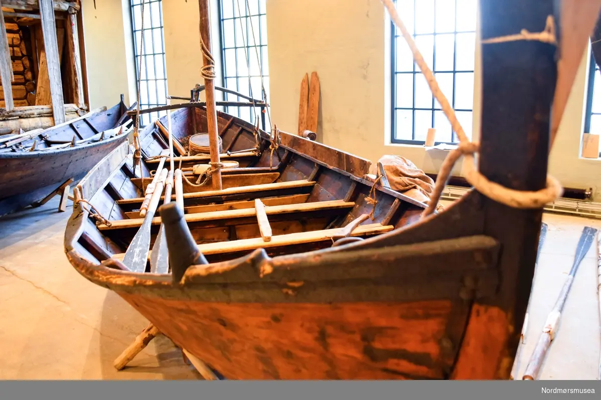 Geitbåt, fyring, bygd for agnsildfiske og dertil bruka som allsidig gardsbåt. Fyring står for 4 par årer. Båten er utstyrt med 2 plikter, 4 tiljer, tofter, undskorder, sess, seglrigg, ause, styrgrind, styrvol og 7 årer. Geitbåten er en Aurgjelding (en av tre sorter fyring).