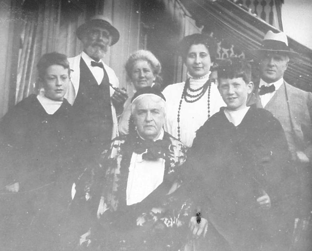 Diverse fotografi innrammet med eikeramme. Den er dekorert med metallriller.