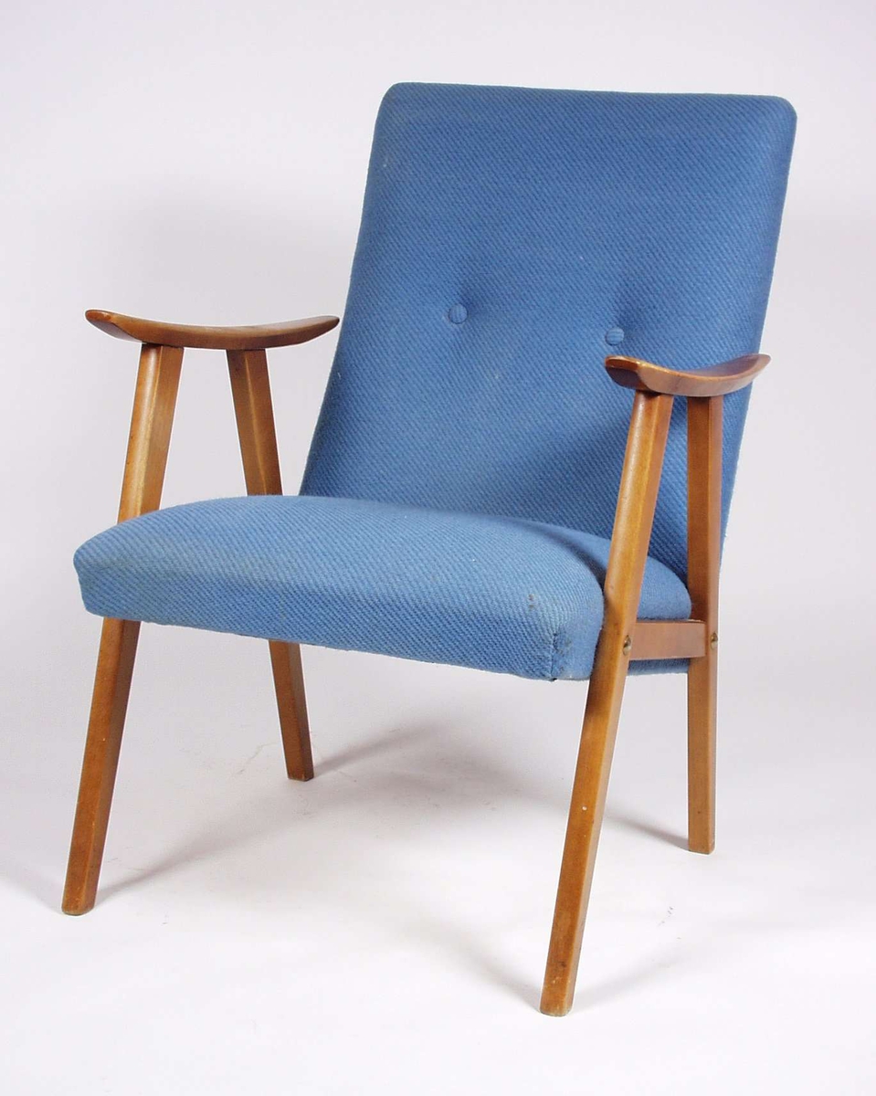 Stolene er i eik, stoppet sete og rygg i blått ullstoff. Setet har bølgeformede fjærer.