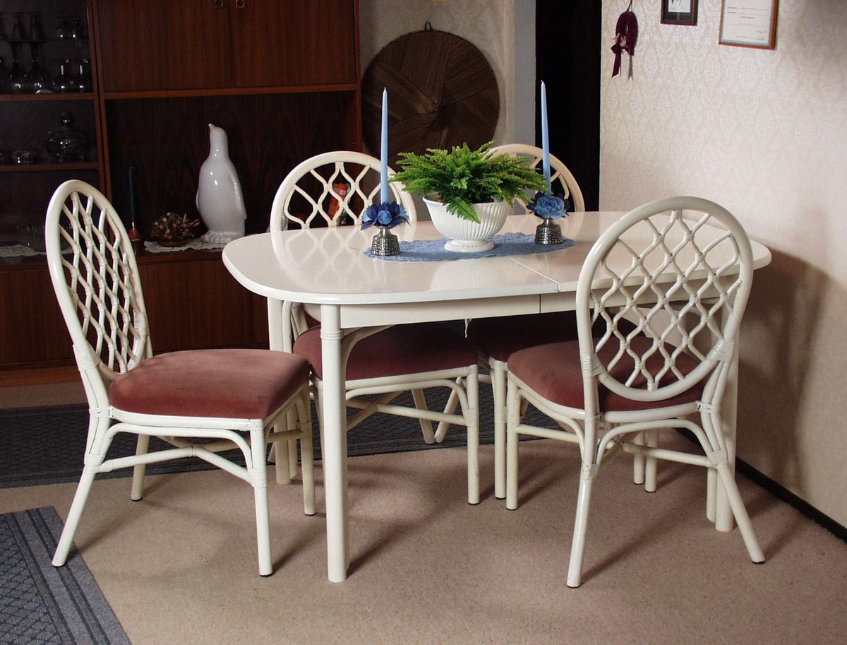Hvitmalt spisbord med avrundede hjørner. Bordplaten kan trekkes ut og er laget i trefiber. 
