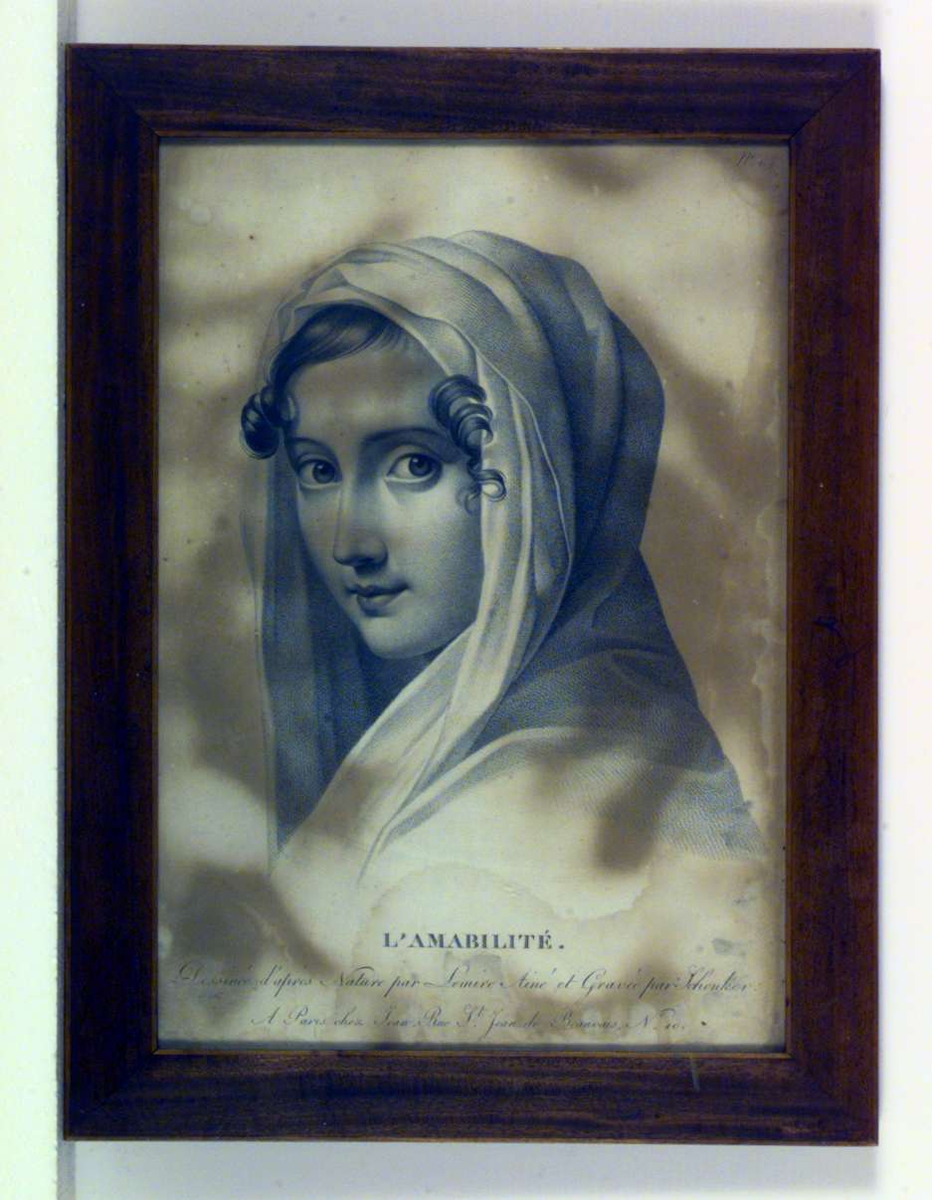 Portrett av en ung kvinne med sjal hengende over hodet.