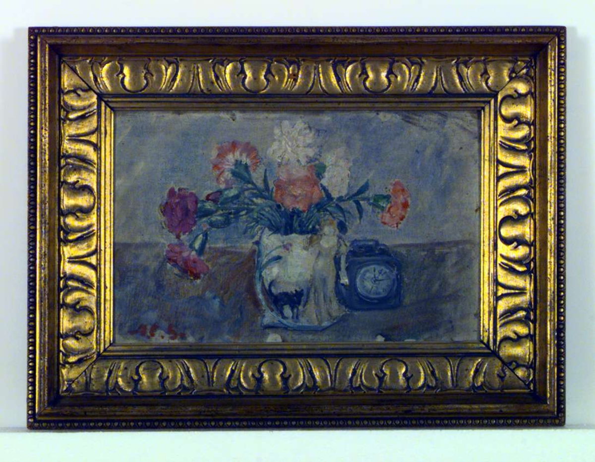 Bildet viser en blomstervase med nelliker. På vasen er det malt en sort katt. Ved siden av vasen står et vekkerur.