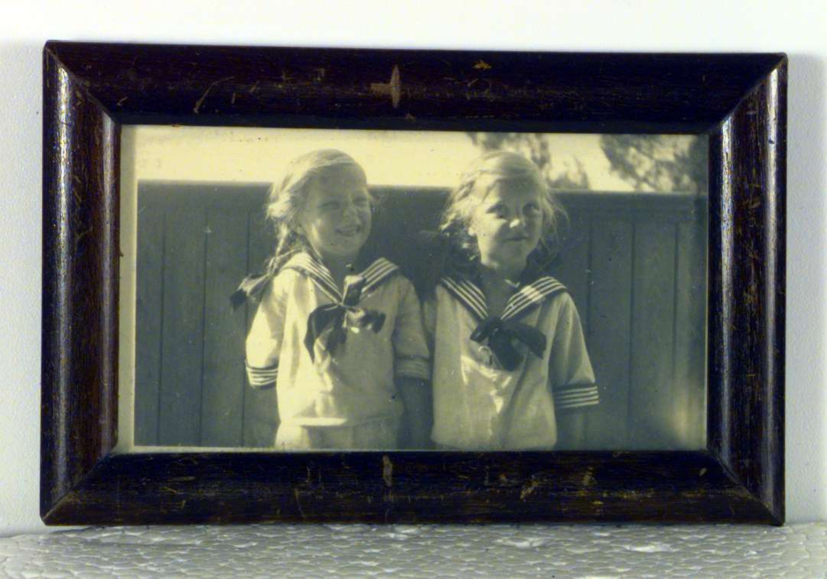 To små piker i matroskjoler, søstrene Charlotte og Sigrid Thomas.