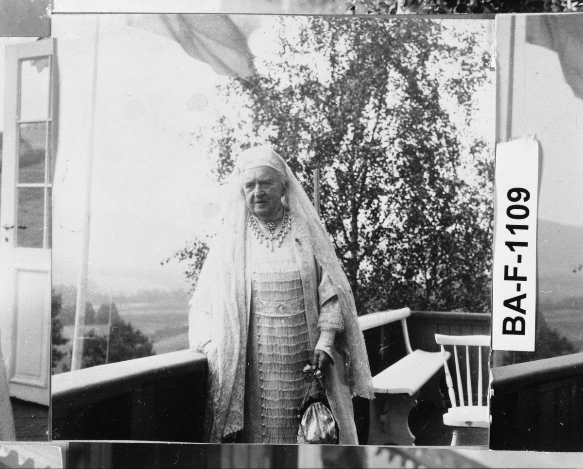 Fotomontasje i svart/hvitt rammet inn med glass og enkel trelist. Amatørbilder.