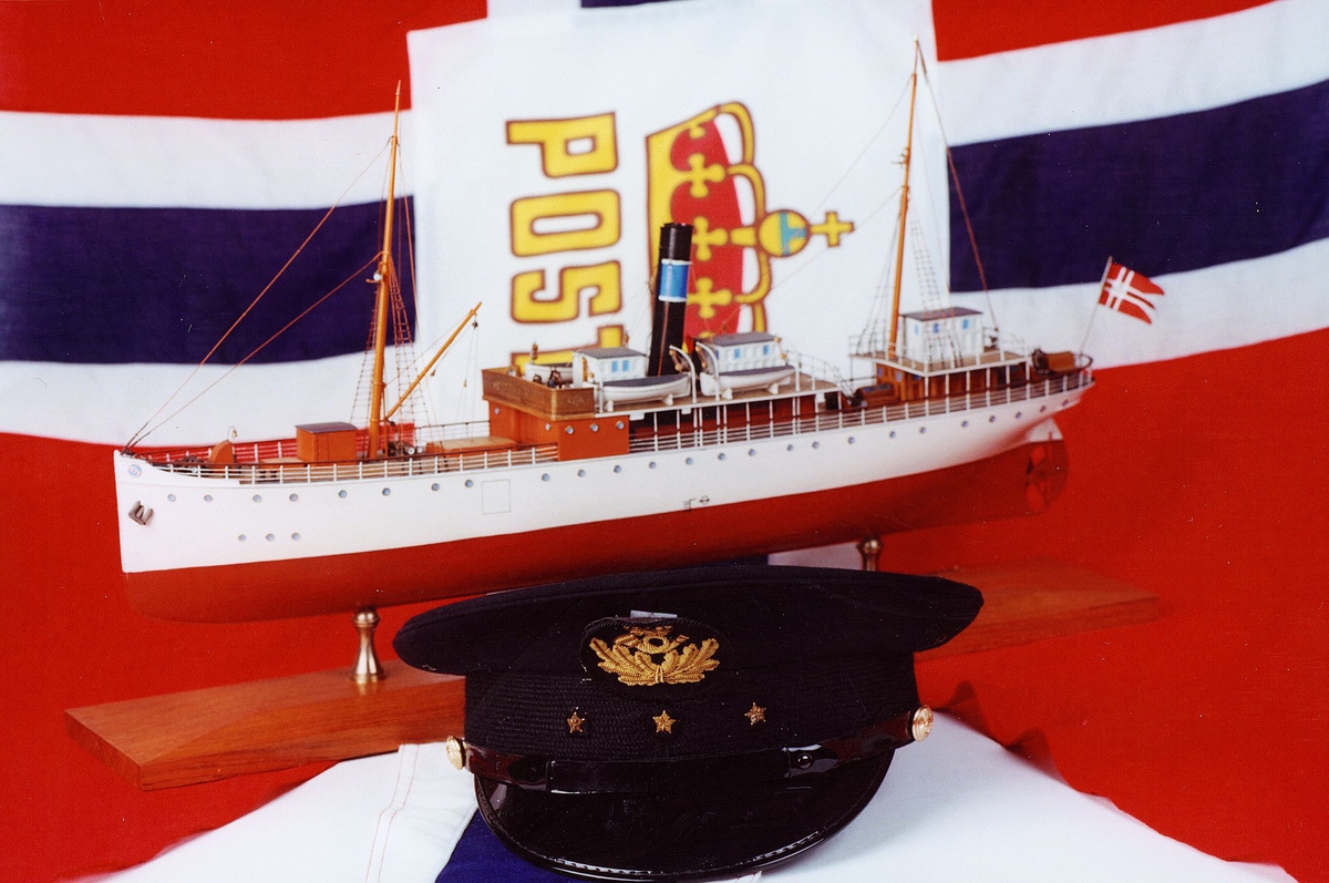 Postmuseet, gjenstander, postflagg, uniformslue, båtmodell, Vesteraalen, hele skipet.