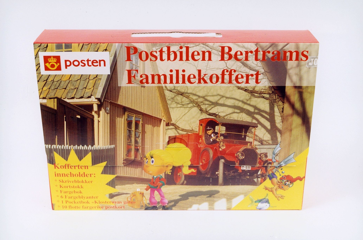 Postbilen Bertrams familiekoffert inneholder: Skriveblokker, kortstokk, fargebok, 6 fargeblyanter, 1 pocketbok "Klosterøyas gåte", 10 flotte fargerike postkort.