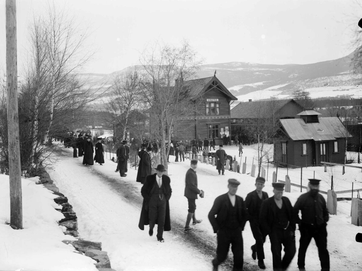 26.03.1909. Parti av Vinstra jernbanestasjon, folkemengde, vei