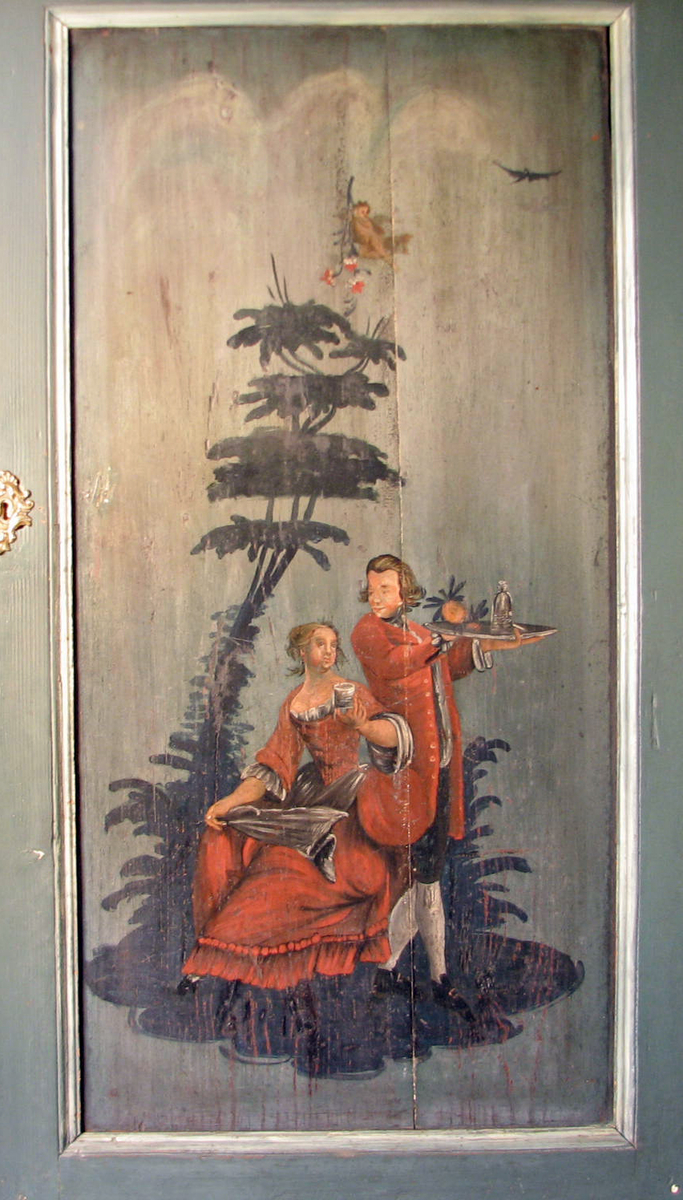 Rektangulær, Rokokko figurscene: sittende kvinne. m. glass i høyre hånd, rød kjole; gående mann m. rød "kiol", brett i hånden;tre
