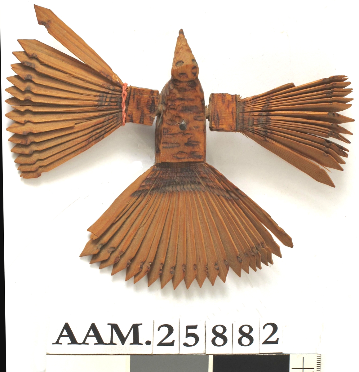 Form: Av 3 trestykker, hode, kropp stjert sammen, vingene av to stykker
