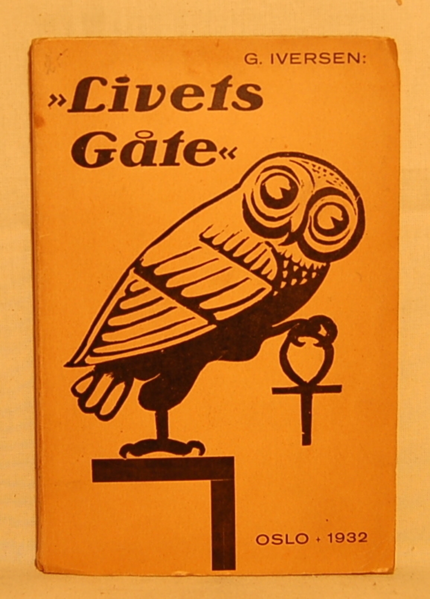 På bokens forside et motiv med en ugle med et symbol i kloen