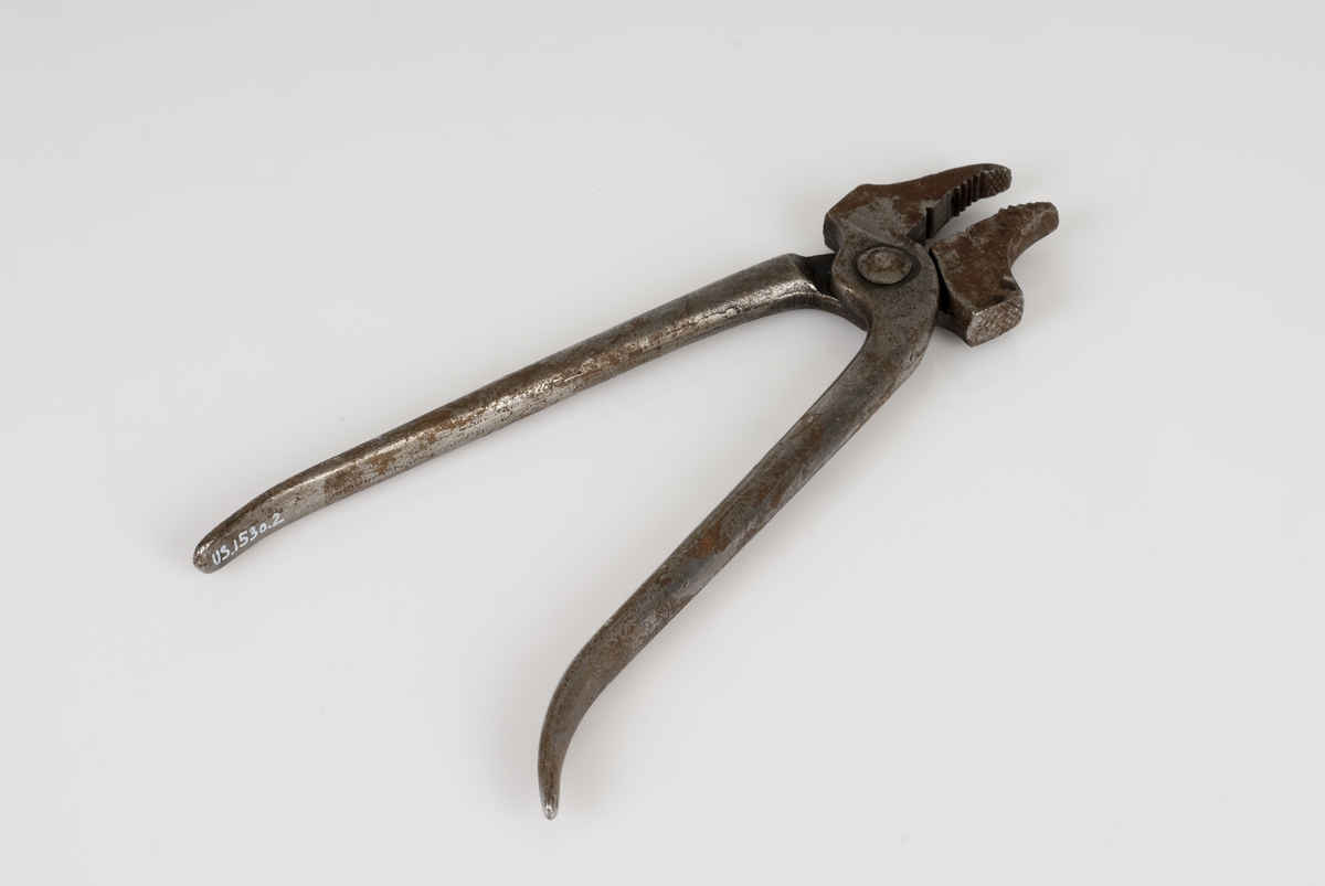 Et verktøy av jern?; tang med buet nebb.

