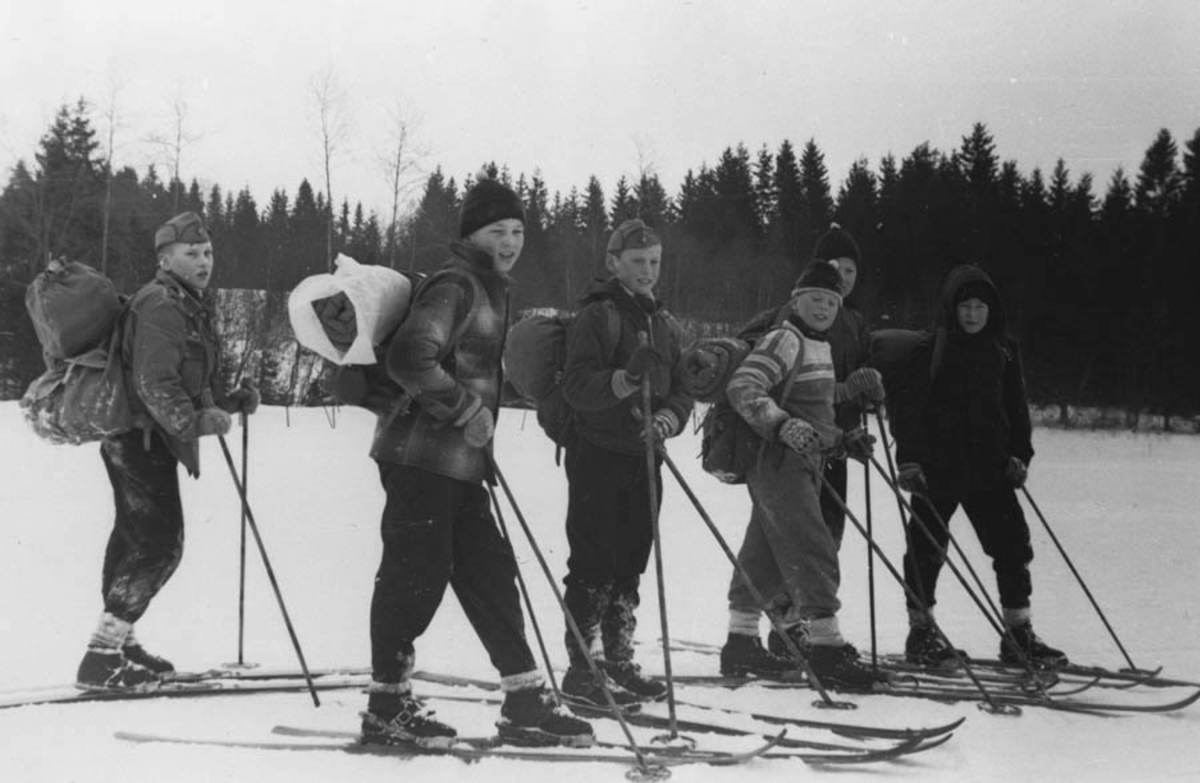 6 speidergutter i tidens utstyr for skitur og overnatting.