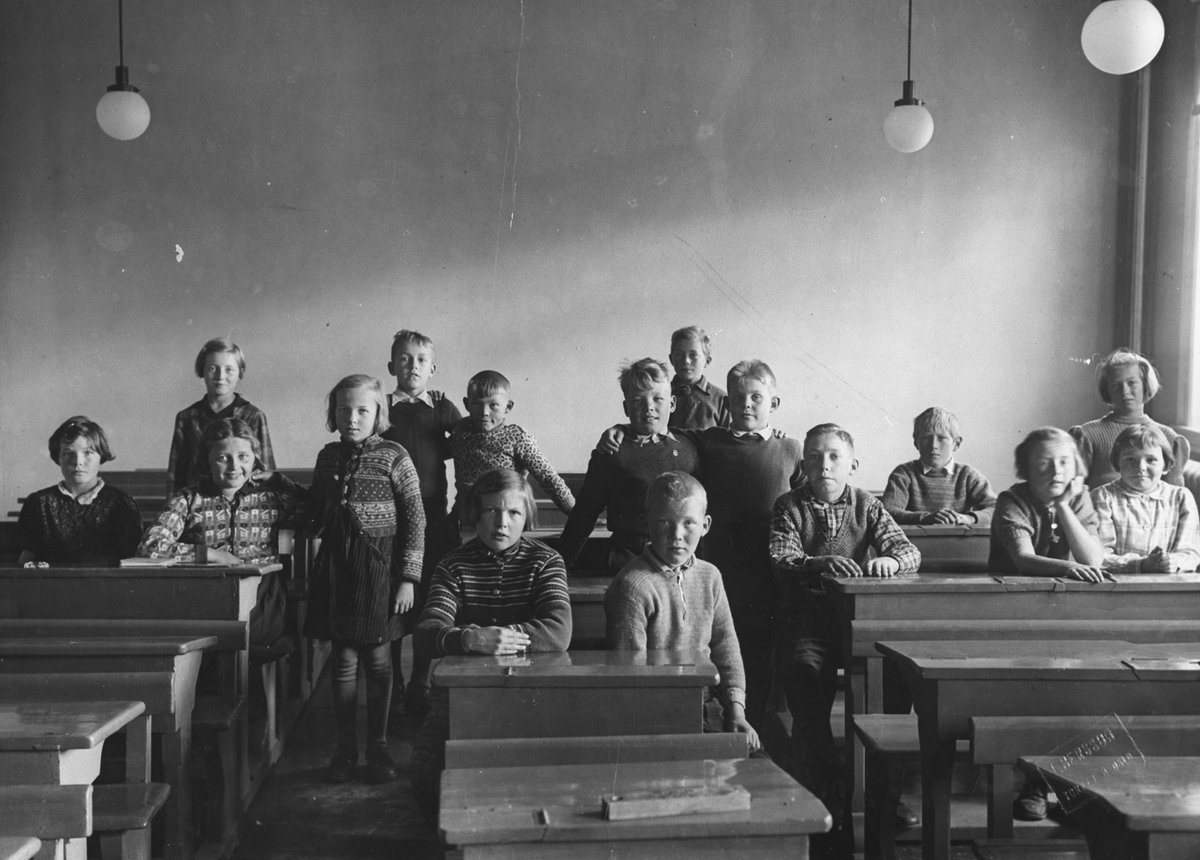 Elever i klasserommet på Åsgård skole 
