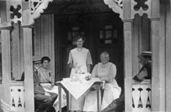 To menn, tre kvinner, kaffebord, veranda