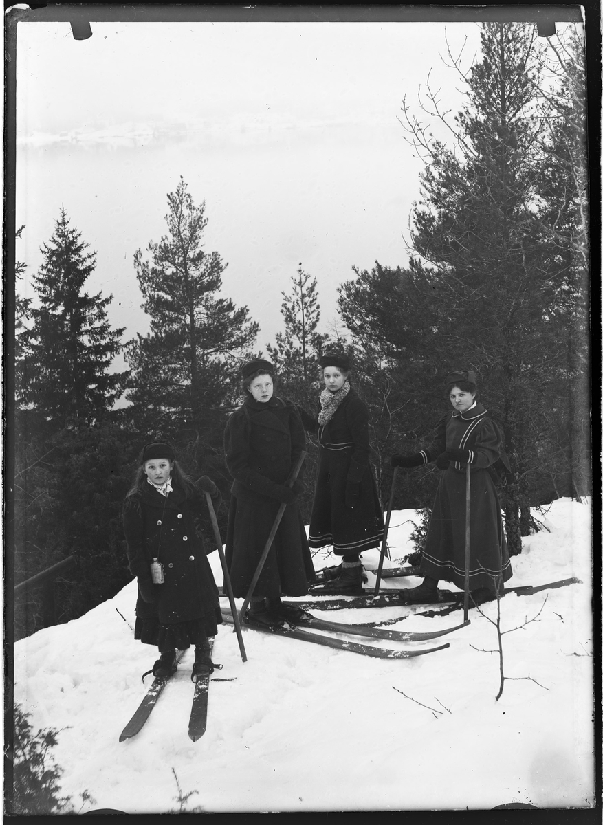 Kvinnelige skiløpere fra århundreskiftet.