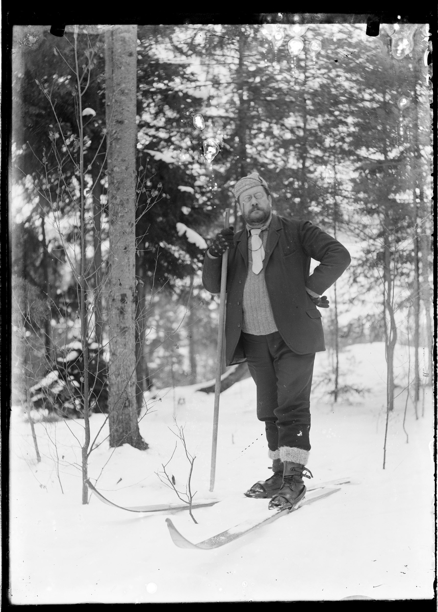 F.Grann-Meyer ute på ski i skogen.