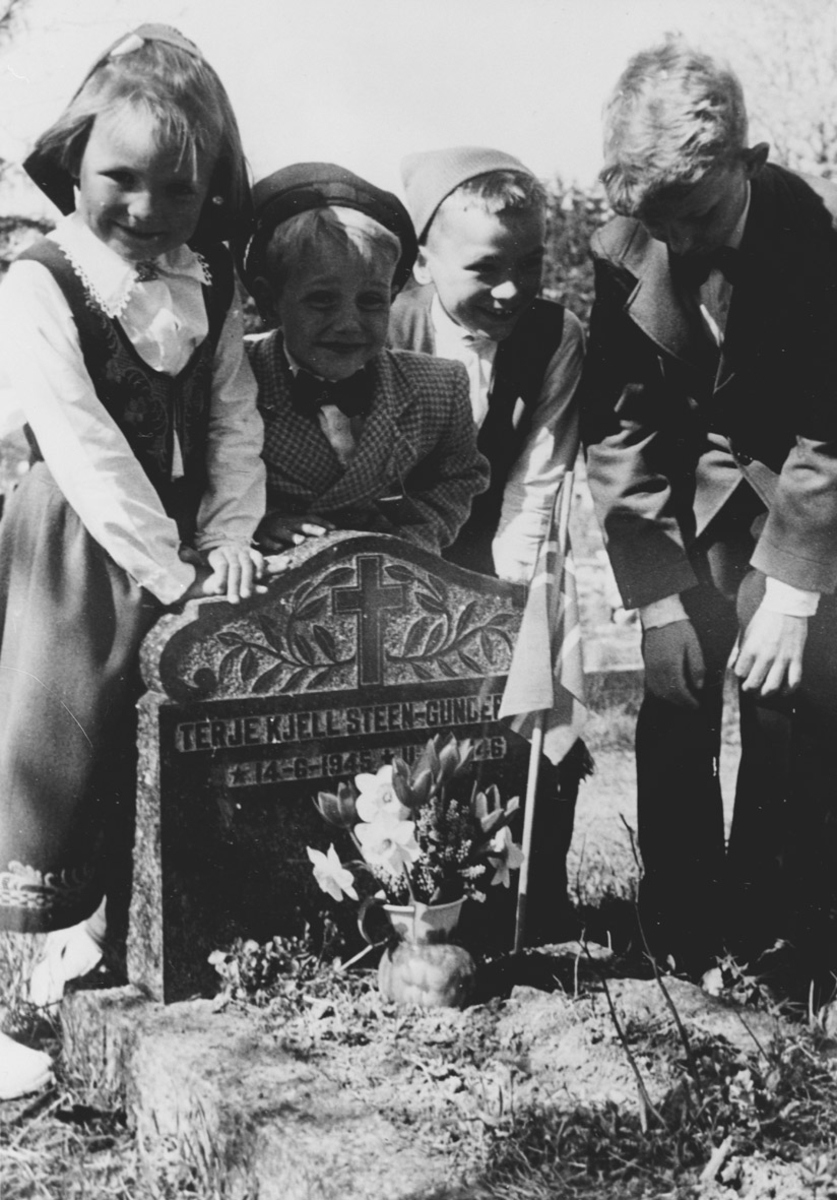 Barn samlet ved grav på Stalsberghagen gravlund på grunnlovsdagen.