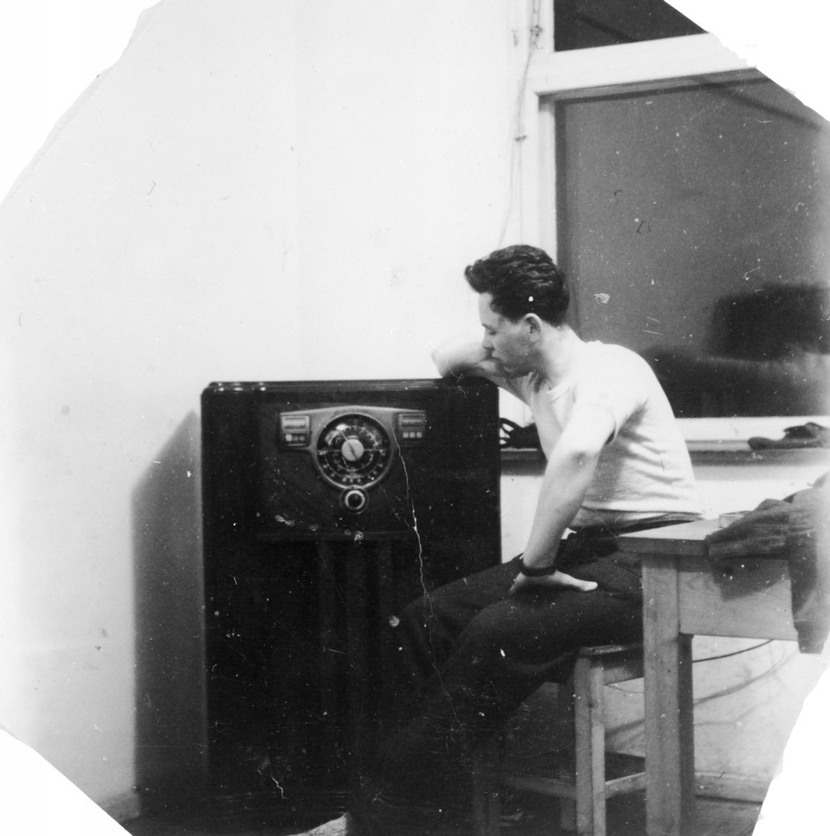 Ung mann hører på sin amerikanske radio.