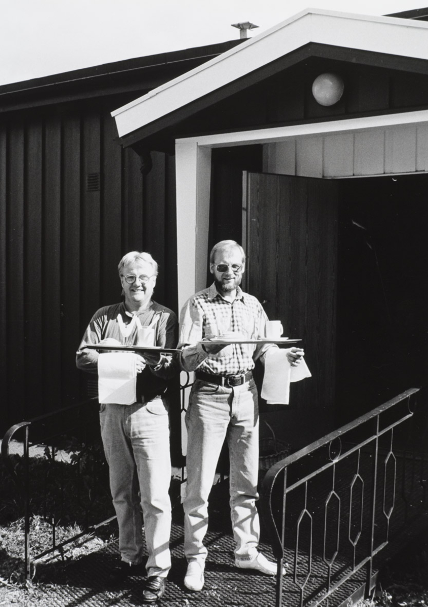To herrer med serveringsbrett. Kulturkafe  Fra Heimen i Rælingen 1993.