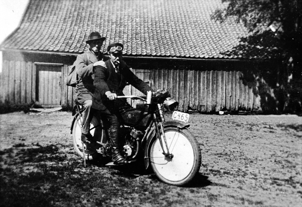 Alf Feiring (foran) og Olaf Haugsten sitter på Alfs motorsykkel